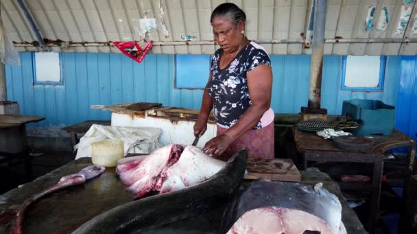 Nogombo, Sri Lanka - 2019-03-22 - Fish Vendor Hacks Huge Manta Ray in Half — стоковое видео