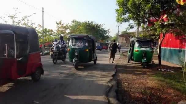 Nogombo, Sri Lanka-2019-03-22-upptagen trafik som gammal man försöker gå på sidan av vägen — Stockvideo