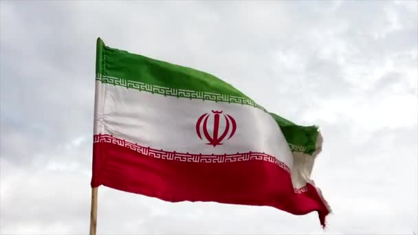 Se ve un primer plano de la bandera iraní ondeando en el viento en cámara lenta — Vídeos de Stock