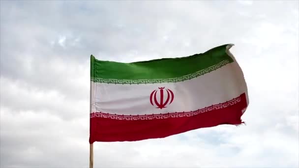 Bandeira iraniana é vista voando ao vento em câmera lenta — Vídeo de Stock