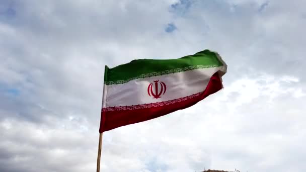 Bandeira iraniana voa em brisa — Vídeo de Stock