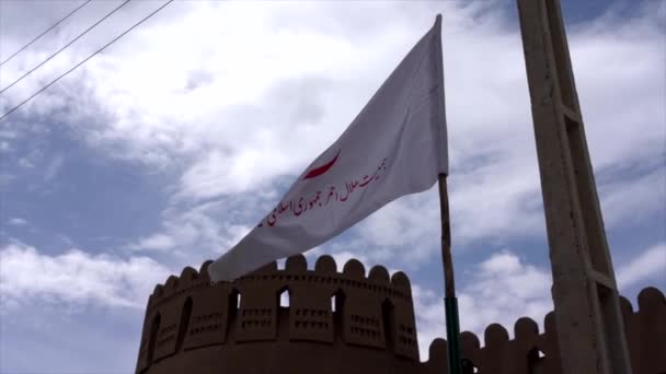 Iranische Flagge weht in Zeitlupe vor Schloss Rayen — Stockvideo