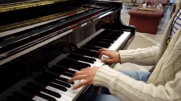 Muž hraje na klavír ukazující pouze ruce 2 — Stock video