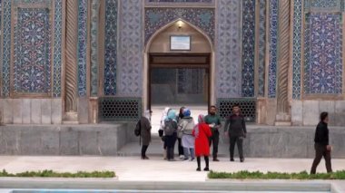 Kerman, İran - 2019-04-06 - Genceli Camii Önünde İnsanlar Toplandı