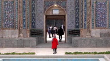Kerman, İran - 2019-04-06 - Çocuklar Arka Planda Oynarken Kırmızılı Kadın Genceli Camii'ne Girdi