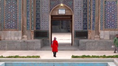 Kerman, İran - 2019-04-06 - Kırmızılı Kadın Genceli Camii'ne Girdi