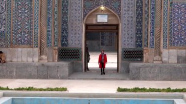 Kerman, İran - 2019-04-06 - Genceli Camii'nden Kırmızı Kadın Çıktı