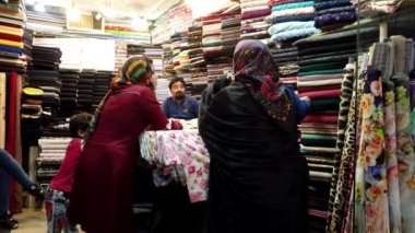 Keşan, İran - 2019-04-15 - Bez Için Eşarp Dükkanı'nda İki Kadın