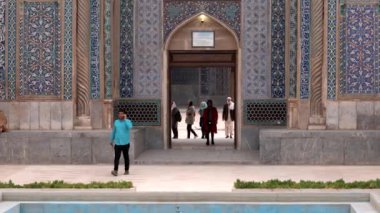 Kerman, İran - 2019-04-06 - Erkek Cep TelefonuYla Konuşurken Genceli Camii'nden Kırmızı Kadın Çıktı