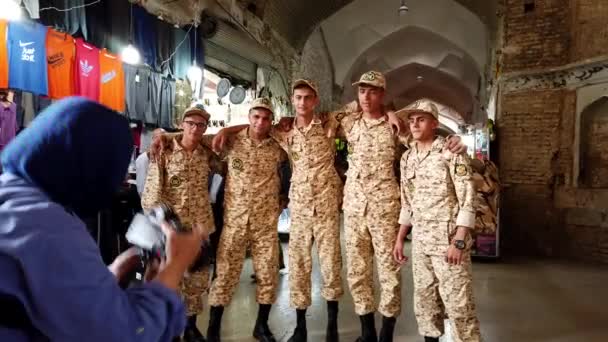 Керман, Иран - 2019-04-06 - Иранские солдаты позируют для фотографий — стоковое видео