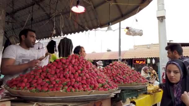 Керман, Иран - 2019-04-06 - Продавец клубники на рынке — стоковое видео
