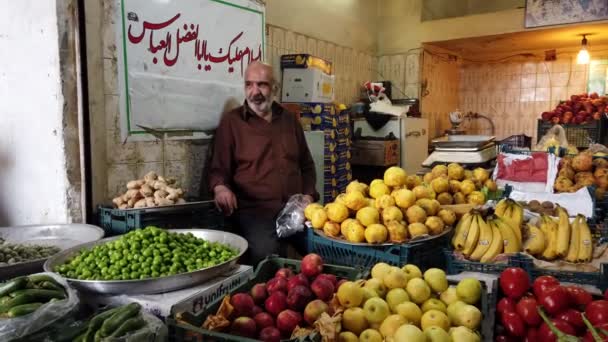 Kashan, Iran - 2019-04-15 - L'homme se tient près de ses fruits qu'il vend sur le marché — Video