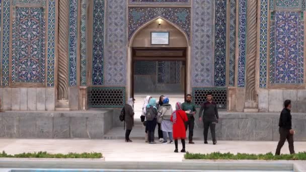 Kerman, Iran 2019-04-06 Orang-orang berkumpul di depan Masjid Ganjali — Stok Video