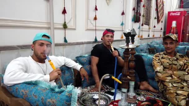 Κερμαν, Ιράν-2019-04-06-φίλοι καπνίζουν ένα σωλήνα νερού σε ένα εστιατόριο — Αρχείο Βίντεο