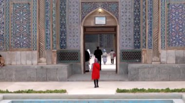 Kerman, İran - 2019-04-06 - Mulahlar Ayrılırken Kırmızılı Kadın Genceli Camii'ne Girdi