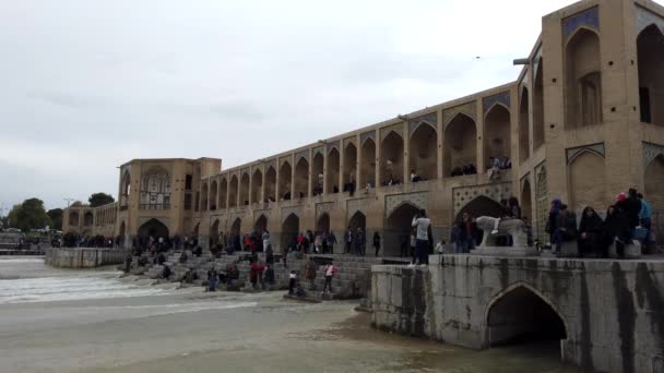 İsfahan, İran - 2019-04-12 - Si-o-se-pol Köprüsü En Ünlü Şehir 5 - Gündüz Downstream Düşük Açı — Stok video