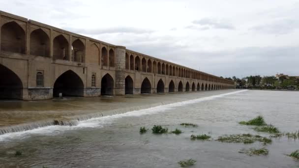 Isfahan, iran - 2019-04-12 - si-o-se-pol Brücke ist am berühmtesten in der Stadt 1 - tagsüber flussabwärts — Stockvideo