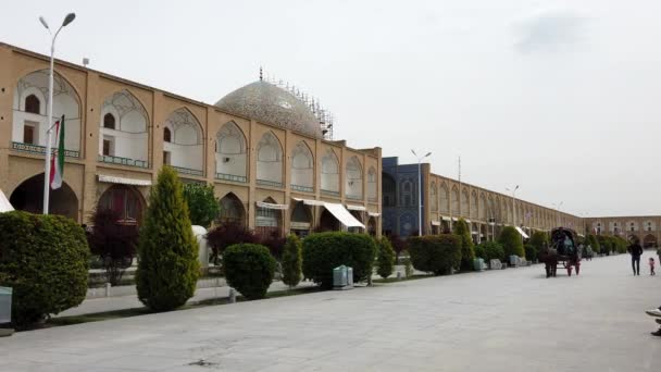 Isfahan, Irán - 2019-04-12 - Paseo en carruaje a caballo alrededor de la plaza Naqshe Cehan 4 - Los padres retienen al niño dentro — Vídeo de stock