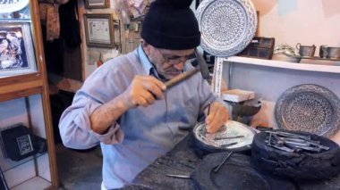İsfahan, İran - 2019-04-12 - Yaşlı Adam Engrage Silver Bowl çekiç ve keski kullanır - Uzun