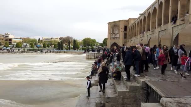 Ispahan, Iran - 2019-04-12 - Si-o-se-pol Bridge is Most Famous in Town 4 - En aval de jour De côté — Video