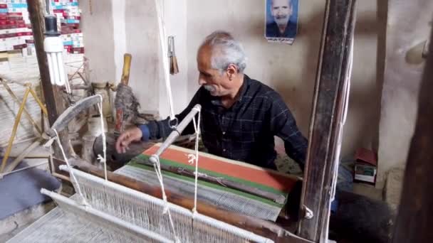 Isfahan, Irã - 2019-04-12 - Homem idoso tece capa Aliaqa 2 - Alta — Vídeo de Stock
