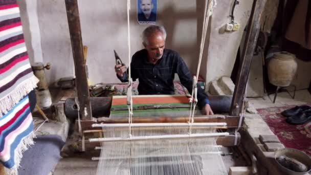 Isfahan, Iran-2019-04-12-starszy człowiek Weaves Aliaqa Cloak 3-Front długi — Wideo stockowe