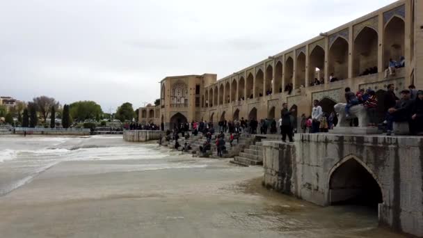 Isfahan, Irán - 2019-04-12 - El puente Si-o-se-pol es el más famoso en la ciudad 6 - Las multitudes de Downstream diurnas — Vídeo de stock