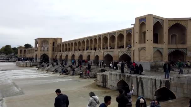 İsfahan, İran - 2019-04-12 - Si-o-se-pol Köprüsü En Ünlü Şehir 3 - Gündüz Downstream Crowded — Stok video
