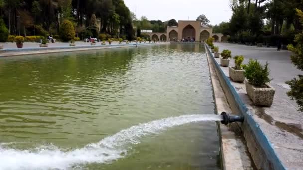 Ισπαχάν, Ιράν-2019-04-12-πλήρωση μιας πισίνας ανάκλασης — Αρχείο Βίντεο