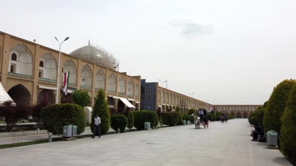 Isfahan, Irán - 2019-04-12 - Paseo en carruaje a caballo por la plaza Naqshe Cehan 2 - Siguen dos carruajes — Vídeo de stock