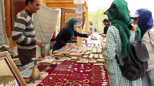 Isfahan, Iran-2019-04-12-gatuförsäljare säljer askar och halsband — Stockvideo