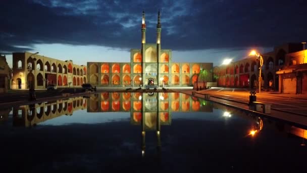 日没直後のイラン、ヤズドのアミール・チャフマク・モスク — ストック動画