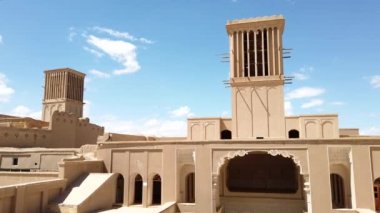 Yazd, İran - 2019-04-10 - Abarkuh 'taki Binaların Üzerinde Rüzgar Avcıları 