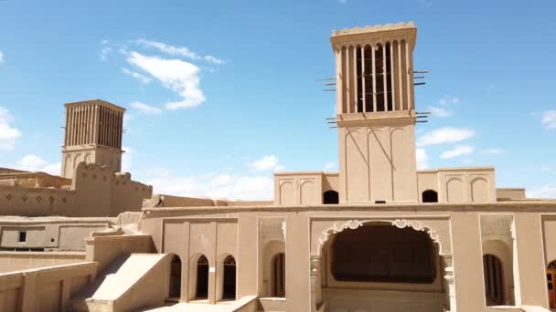 Yazd, Írán - 2019-04-10 - Větrné honičky na vrcholu budov v Abarkuh — Stock video