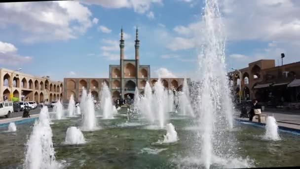 Yazd, Iran - 2019-04-10 - Αντανακλώντας πισίνα και συντριβάνια μπροστά από το τζαμί Amir Chakhmak — Αρχείο Βίντεο