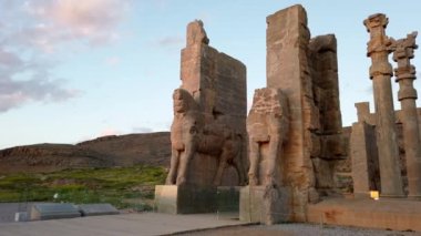Persepolis'te Günbatımında Giriş Masif Heykelleri