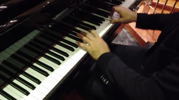 Manos tocando el piano en el club nocturno sobre el hombro izquierdo - con sonido — Vídeos de Stock