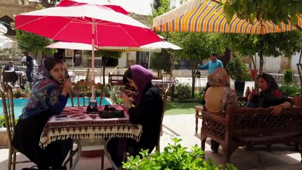 Shiraz, Iran - 2019-04-08 - Keluarga Nikmati Restoran Outdoor — Stok Video