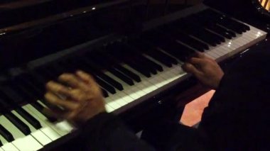 Sol Omuz Üzerinde Gece Kulübü'nde Piyano Çalan Eller - Yavaş Hareket