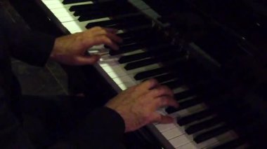 Sağ Omuz Üzerinde Gece Kulübü Piyano Çalan Eller - Yavaş Hareket