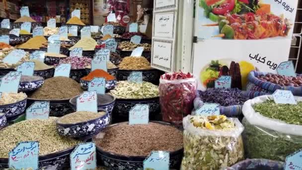 Shiraz, Iran-2019-04-08-miski irańskich przypraw na rynku — Wideo stockowe