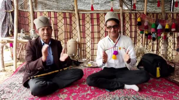 Shiraz, Iran-2019-04-08-twee mannen zingen Tranextra Iraanse Hill folk lied-met geluid — Stockvideo