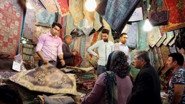 Shiraz, Iran-2019-04-08-par butiker för mattor — Stockvideo