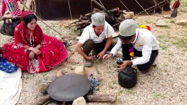 Shiraz, Írán-2019-04-09-Qashqai muži stáhnout horké uhlíky z ohně pro vodní dýmku — Stock video