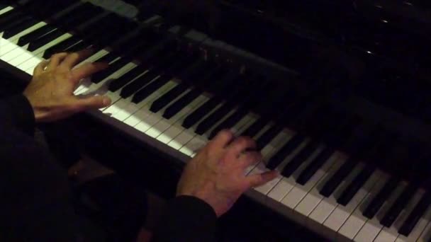 Hands Playing piano bij Night Club-Slow Motion — Stockvideo