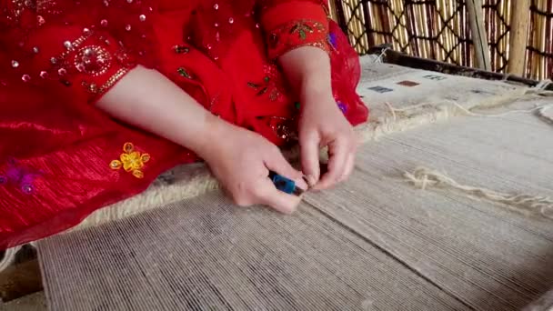 Qashqai Kobieta w czerwonym Weaves dywan zbliżenie — Wideo stockowe