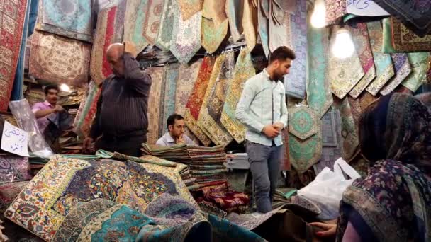 Shiraz, Irán - 2019-04-08 - Los comerciantes de alfombras muestran el producto a los compradores — Vídeo de stock