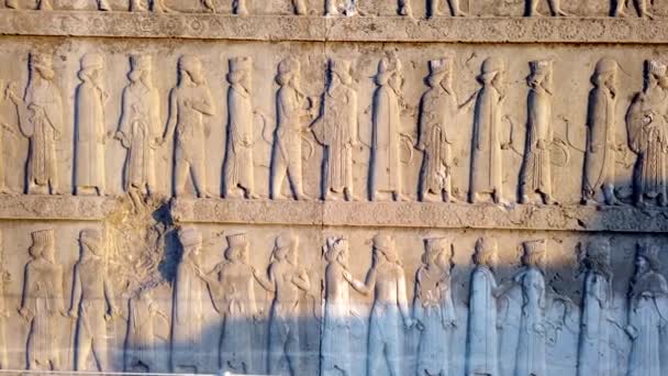 Bas Relief ristningar av soldater i Persepolis — Stockvideo