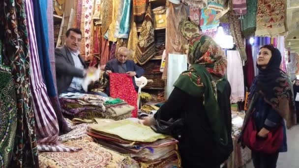 Shiraz, Iran-2019-04-08-kvinna köper handduk — Stockvideo