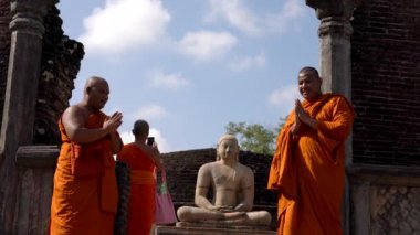 Polonnaruwa, Sri Lanka - 2019-03-23 - Monks Tour 9 - Buda Heykeli Ayakta Poz